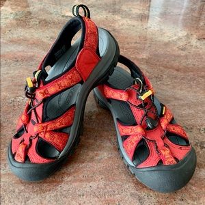 Keen Waterproof Hiking Shoes Sz 6 EUC!